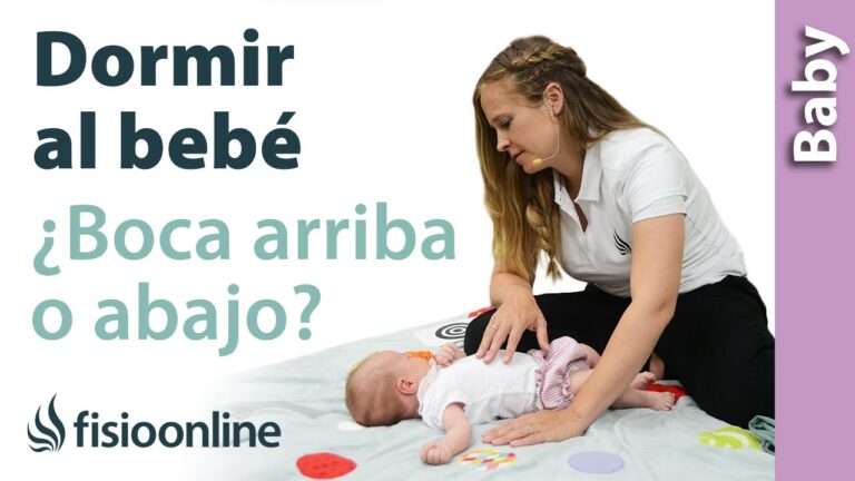 bebe duerme boca abajo de rodillas