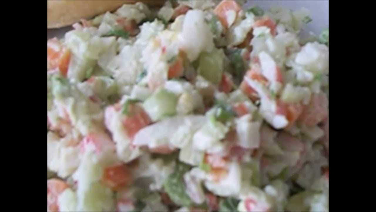 ensalada de aguacate y palitos de cangrejo