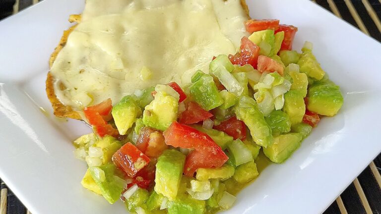 ensalada de aguacate y tomate y queso