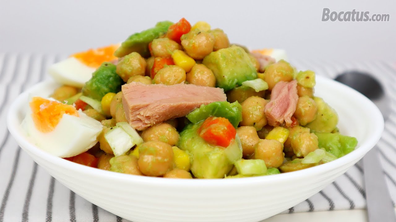 ensalada de garbanzos con aguacate y huevo duro