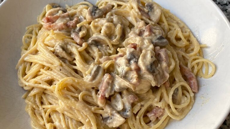 espaguetis carbonara con nata y champiñones