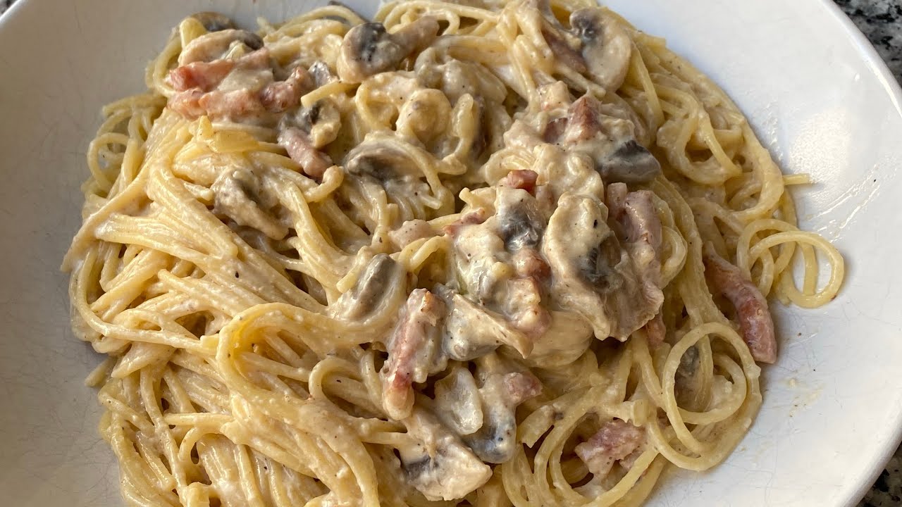 espaguetis carbonara con nata y champiñones
