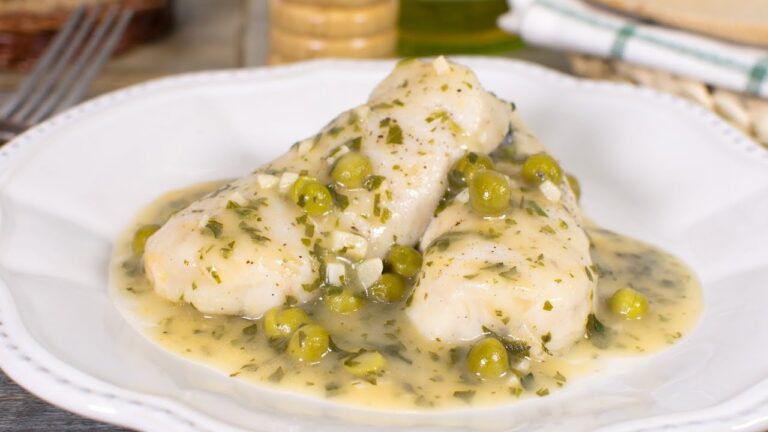 merluza en salsa verde con gambas y guisantes