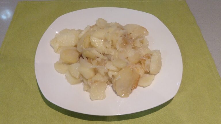 patatas panaderas en sartén con cebolla