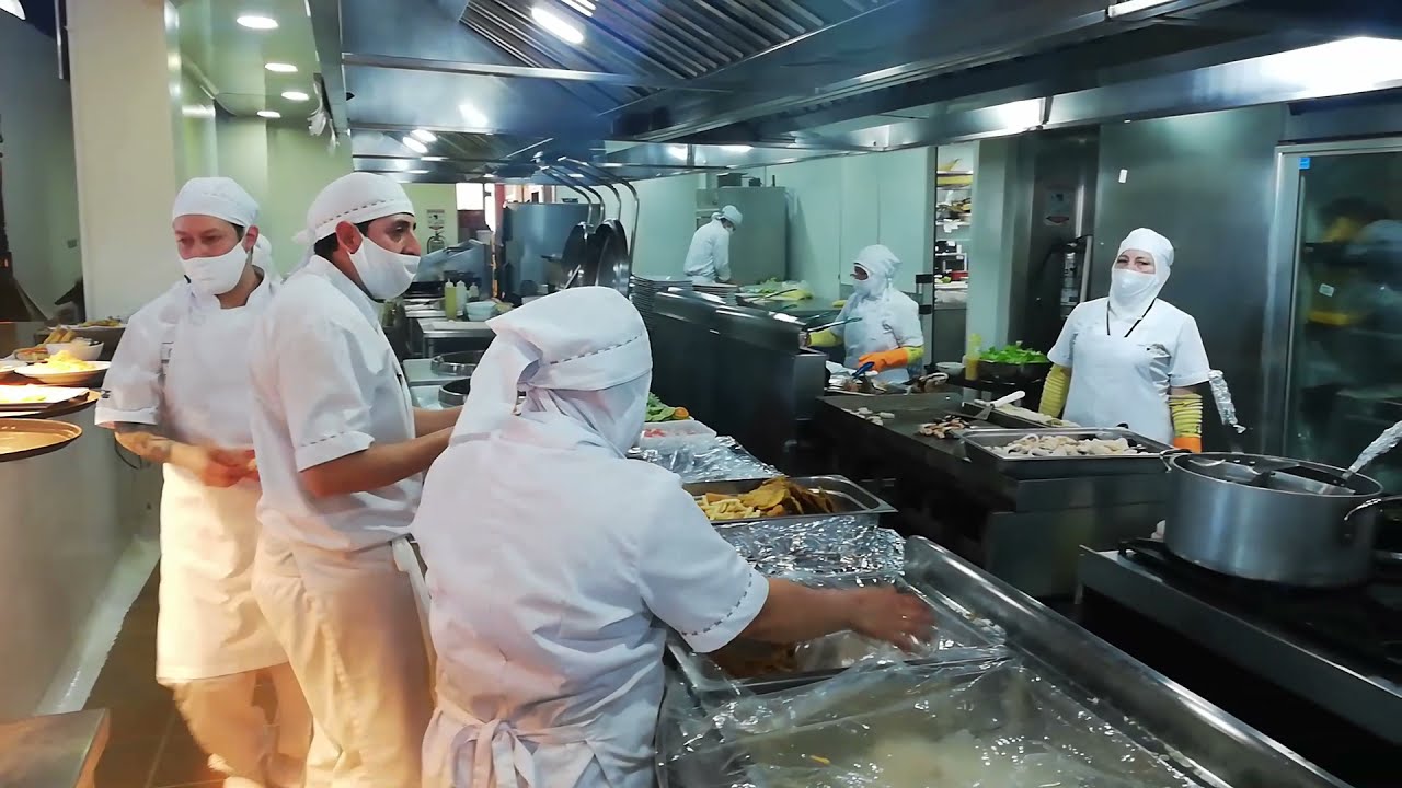 persona que trabaja en una tienda de alimentos