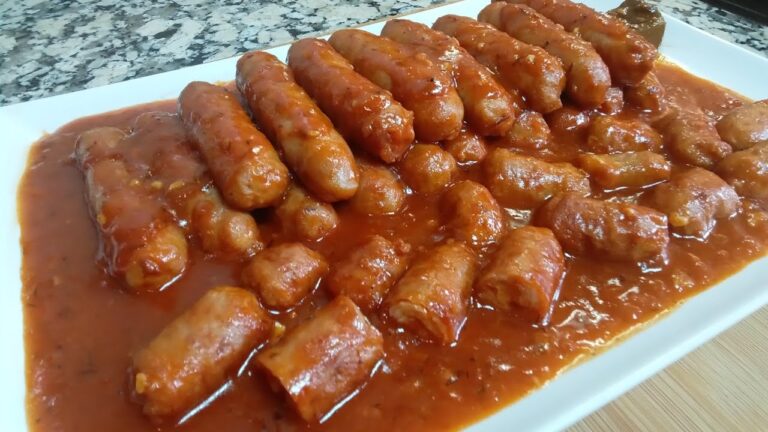 salchichas frescas en salsa de tomate