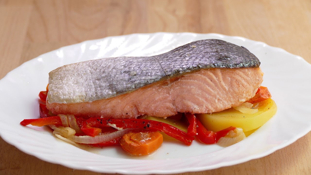 salmon al horno con patatas y verduras
