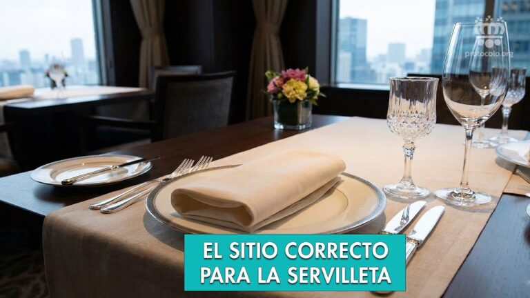 servilleta a la derecha o izquierda