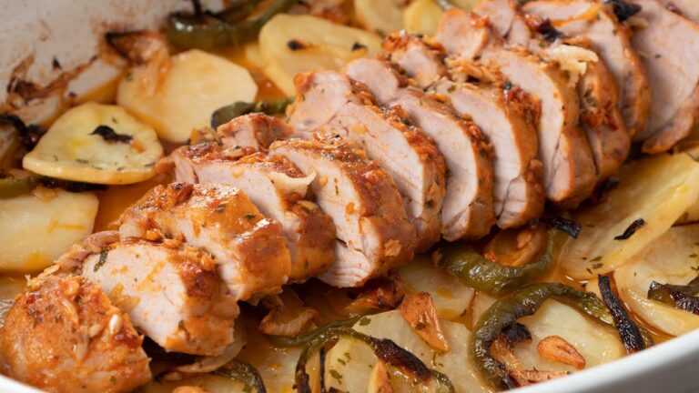 solomillo de cerdo al horno con patatas y cebolla caramelizada
