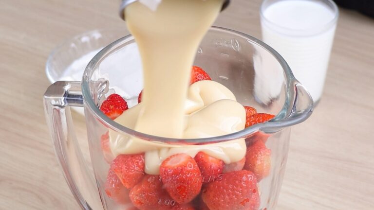 tarta de fresas con nata y leche condensada