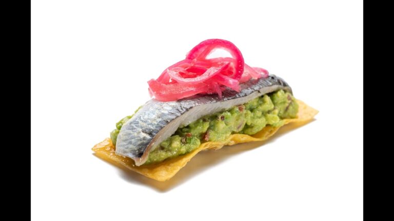 tosta de sardina ahumada con aguacate